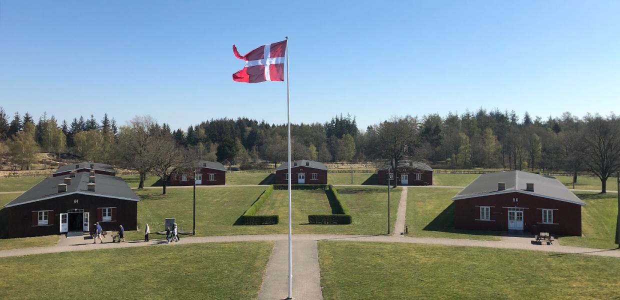 Luftfoto af Frøslev Lejren med Dannebrog