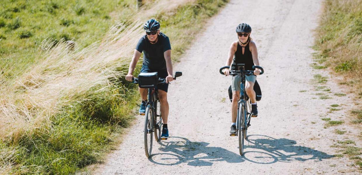 Par cykler på grusvej på Aarø