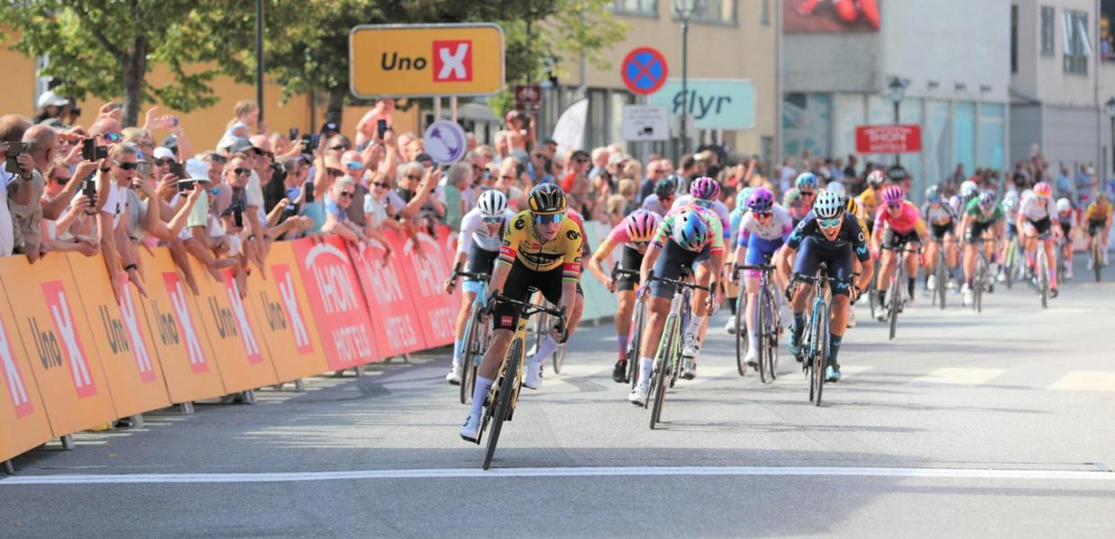 Tour of Scandinavia - ryttere over målstregen med publikum