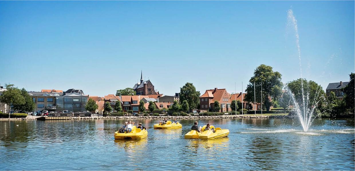 Tre vandcykler ved springvandet i Haderslev Dam