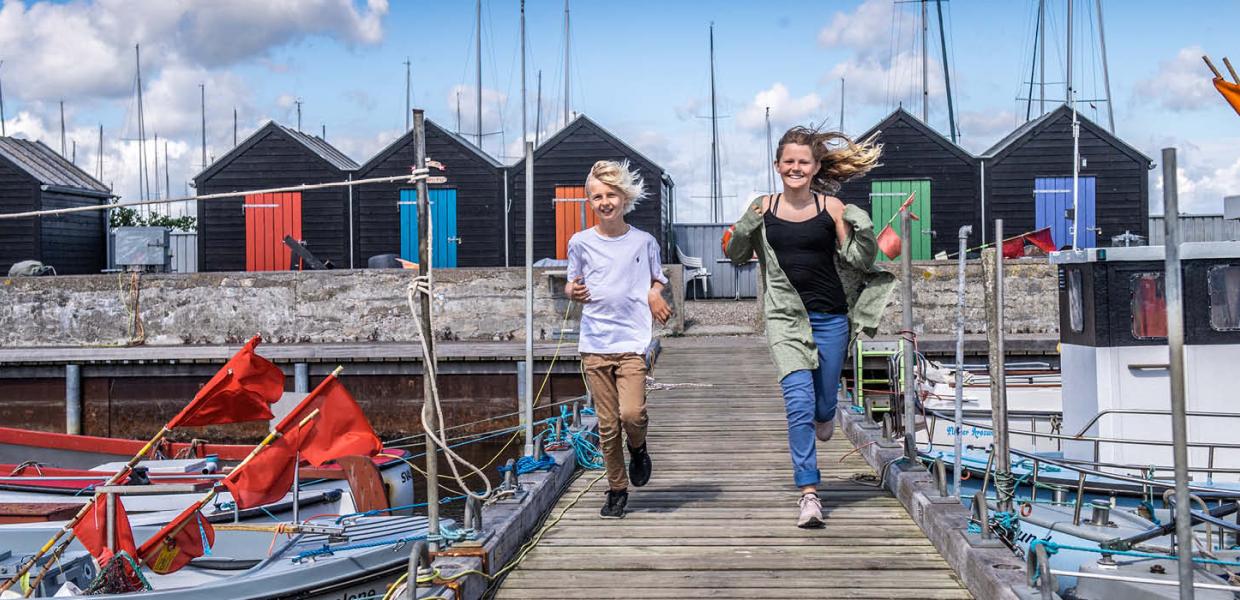 Børn på broen i Aarøsund Havn