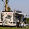 Autocamper ved vandet på Drejby Strand Camping