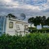 Autocamper med udsigt over vandet på Drejby Strand Camping