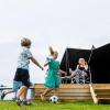 Børn spiller bold foran MOJN telt på Lærkelunden Camping