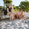 Familie på stranden med bål og cykler