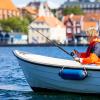 Dame lystfisker fra sin jolle i Sønderborg Havn