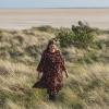 Kvinde der står i klitterne på stranden på Rømø