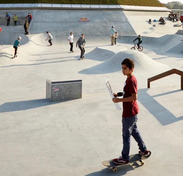 Børn kører på skateboard og løbehjul udenfor Streetdome