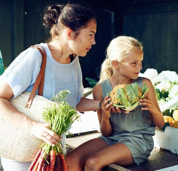 Mor og datter handler ved gårdbutik
