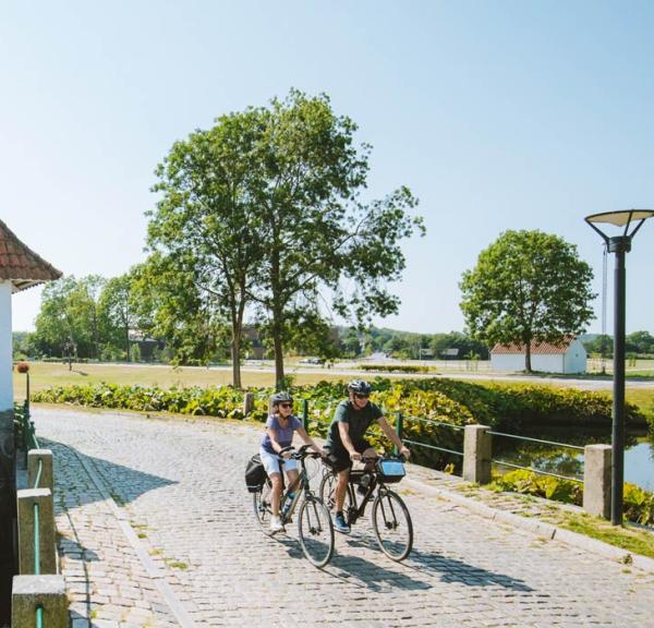 Cyklister ved Slotsmøllen ved Brundlund Slot