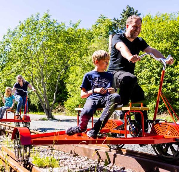 Børn og voksne på skinnecykler i Aabenraa