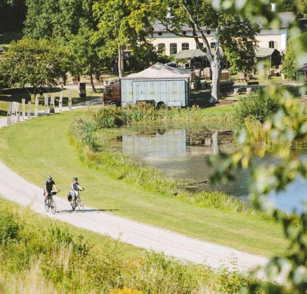 Par cykler på grusvej ved Krusmølle - tæt på sø og glamping
