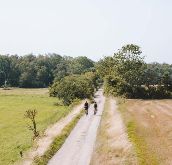 Cyklende par på grusvej på Aarø