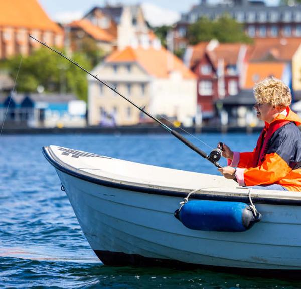 Dame lystfisker fra sin jolle i Sønderborg Havn
