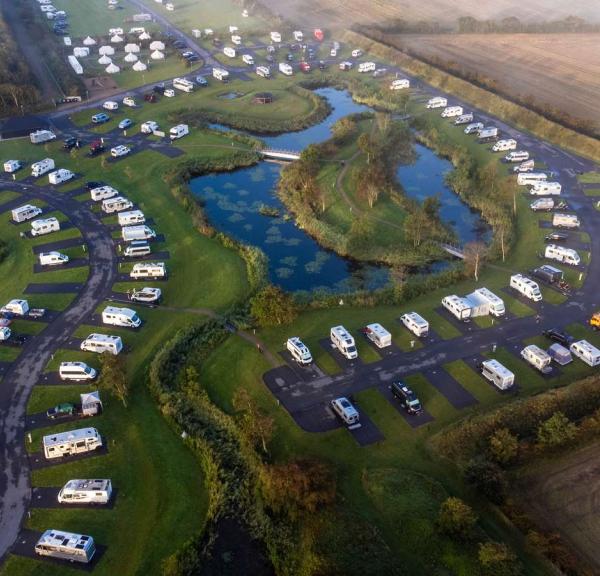 Luftfoto af autocamperpladsen på Marsk camp