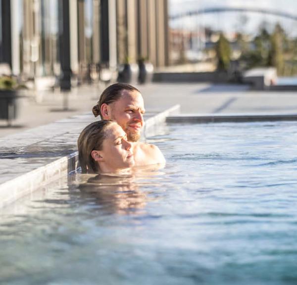 Par der slapper af i swimmingpool ved Alsik Hotel & Spa