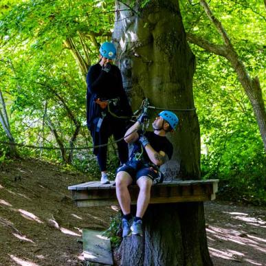 Ungt par klatrer i High Park Sønderjylland