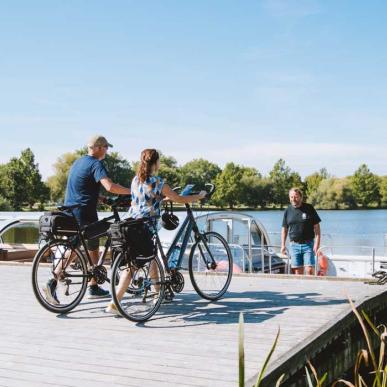 Par bærer cykler ombord på Haderslev Dambåd