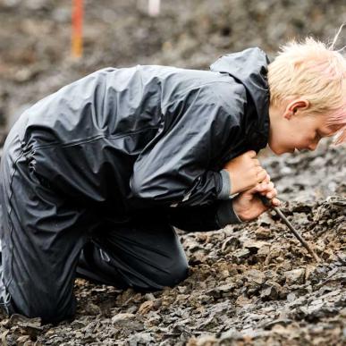 Dreng graver i Gram Lergrav