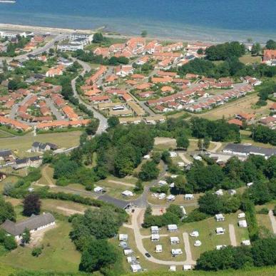 Luftfoto af Aabenraa City Camping, byen og fjorden