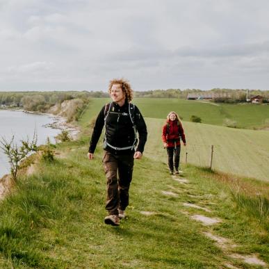 Par vandrer på Gendarmstien med udsigt over Flensburg Fjord