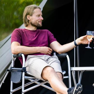 Par drikker vin udenfor MOJN telt på Lærkelunden Camping