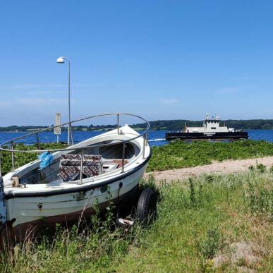 Barsø - båd på stranden og færgen i baggrunden