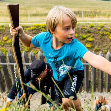 Børn bestiger skansen ved Historiecenter Dybbøl Banke