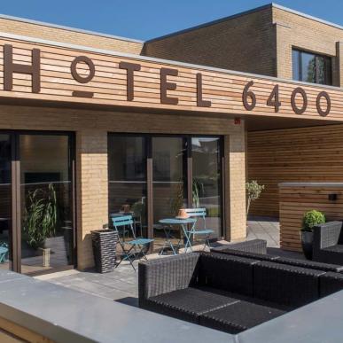 Hotel 6400 set udefra med terrasse
