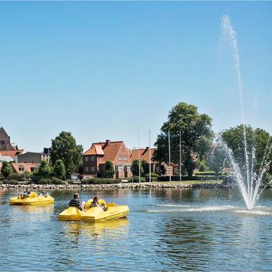 Tre vandcykler ved springvandet i Haderslev Dam