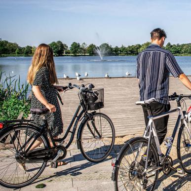 Par trækker med cykler i Haderslev Dampark ved anløbsbroen til dambåden