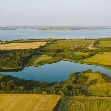 Dronefoto af Varnæs Vig