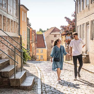 Ungt par vandrer i Haderslev gamle bydel