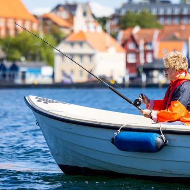 Dame lystfisker fra sin jolle i Sønderborg Havn