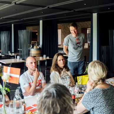Snak omkring bord ved presseevent i forbindelse med Tour de France