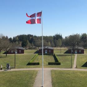 Luftfoto af Frøslev Lejren med Dannebrog