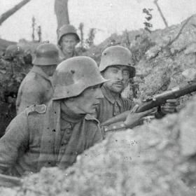 Sønderjyske soldater i skyttegraven under 1. Verdenskrig - måske Verdun