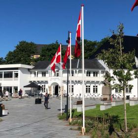  Wiedervereinigungspark bei Folkehjem in Aabenraa mit einer Allee von Flaggen.