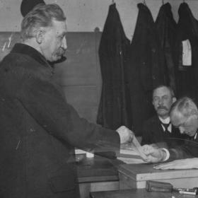 H P Hanssen afgiver sin stemme 1920 credit Museum Sønderjylland