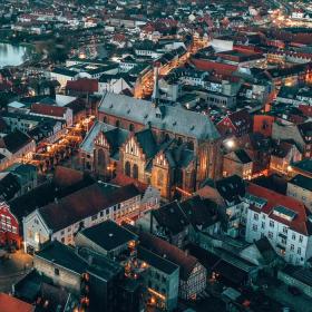 Dronefoto af julepyntet Haderslev