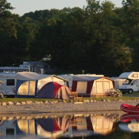 Camping ved vandkanten på Lærkelunden Camping