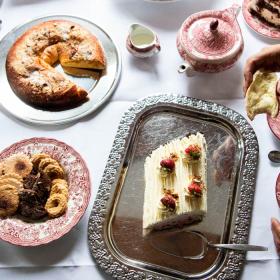 Bord med kringle, lagkage og småkager til Sønderjysk Kagefestival