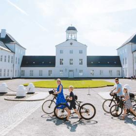Familie med cykler besøger Graasten Slot