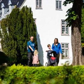 Familie vandrer i Møgeltønder ved Schackenborg Slot tæt på Marskstien