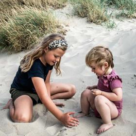 Børn leger i klitterne ved stranden på Rømø