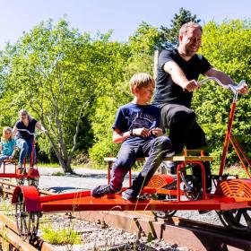 Børn og voksne på skinnecykler i Aabenraa