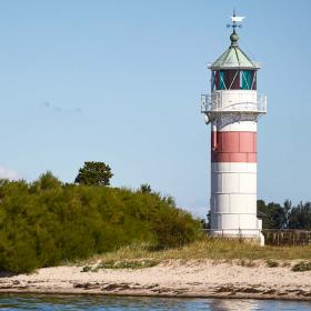 Fyret på Årø ved stranden