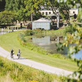 Par cykler på grusvej ved Krusmølle - tæt på sø og glamping