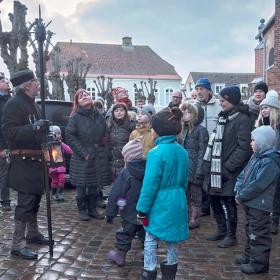 Gruppe af personer på tur med vægterne i Haderslev