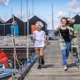 Børn på broen i Aarøsund Havn